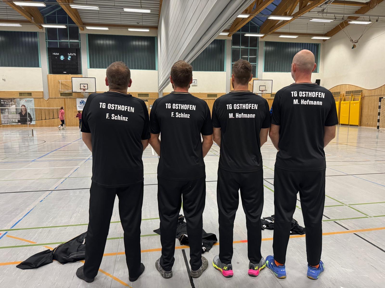 Vier Spieler der TG Osthofen von hinten, Trikot-Aufdrucke F. Schinz und M. Hofmann