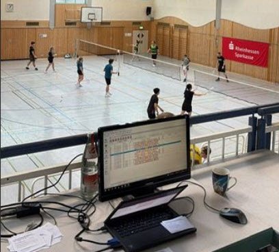 Turnierleitung mit Blick auf die Spielfelder